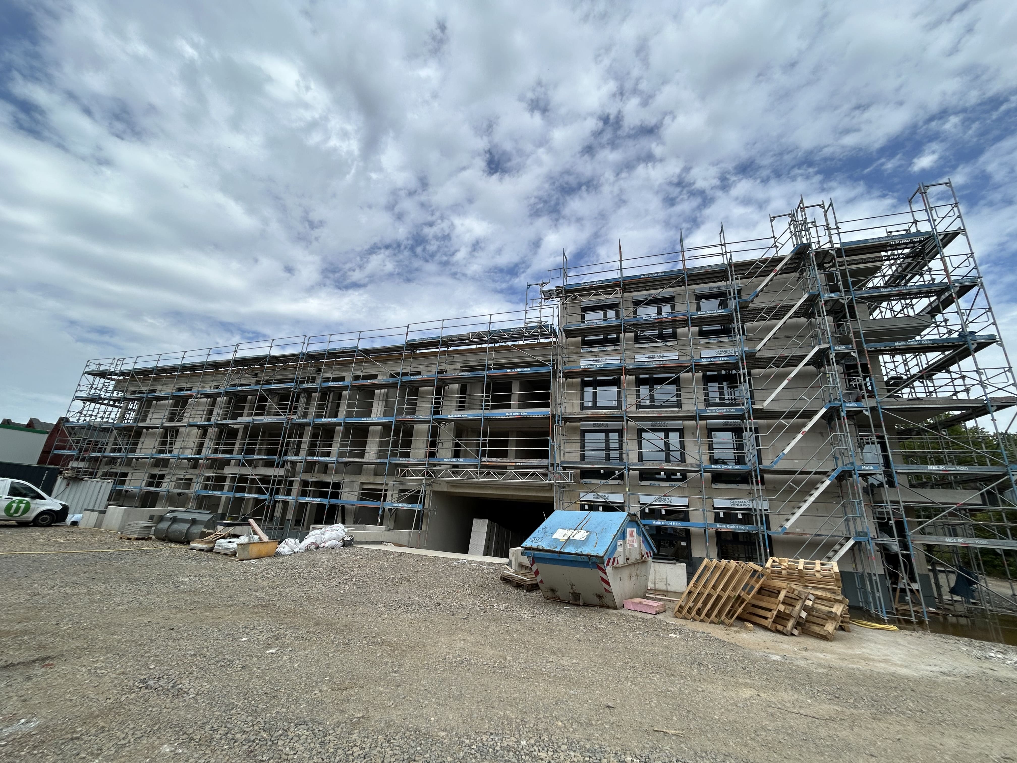 Straßenansicht der neuen Mehrfamilienhäuser der Maschinenfabrik Ratingen.